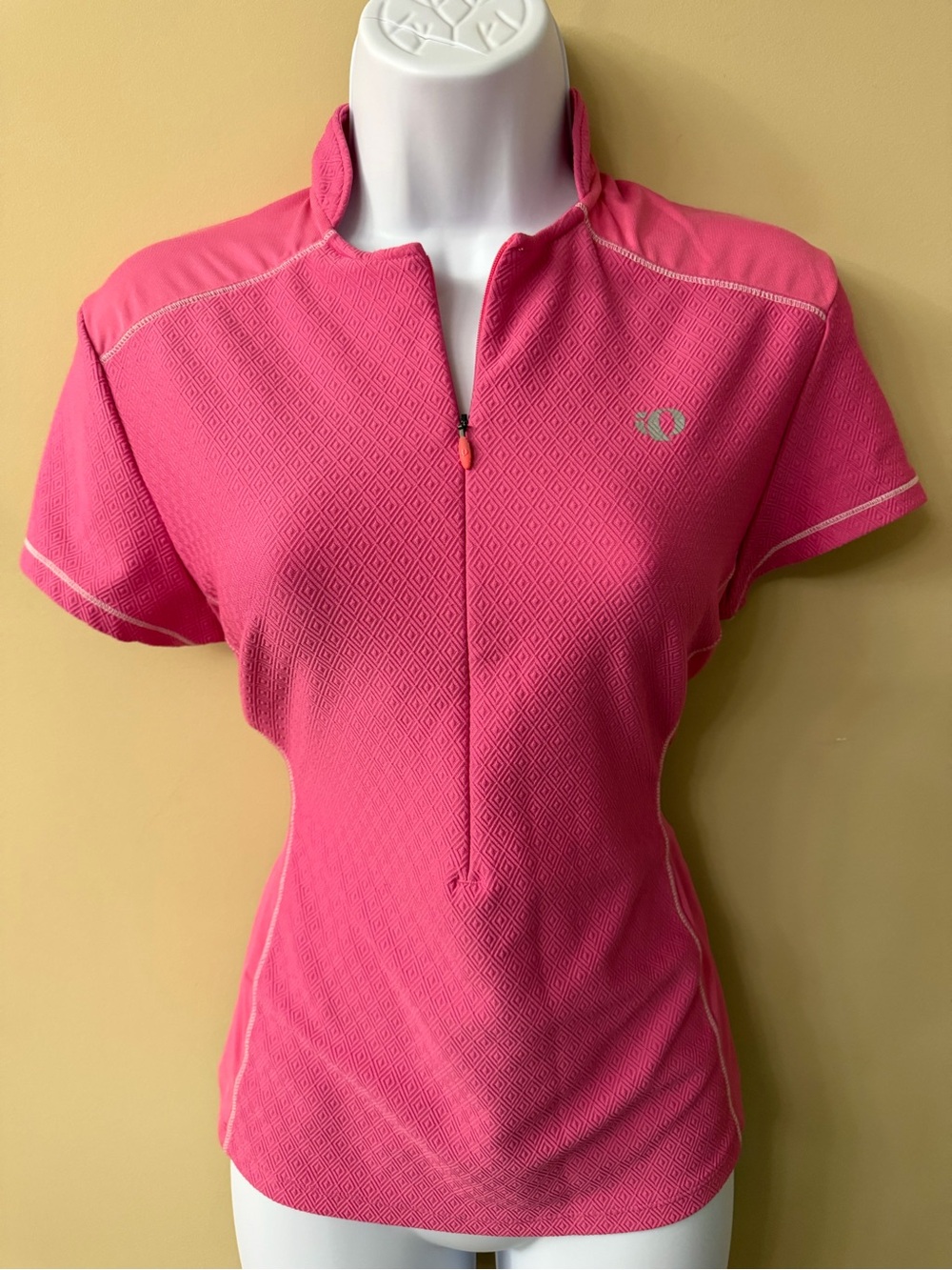 Women’s Pearl Izumi Cycling Jersey, Size M, Pink Diamond Pattern, Half Zip